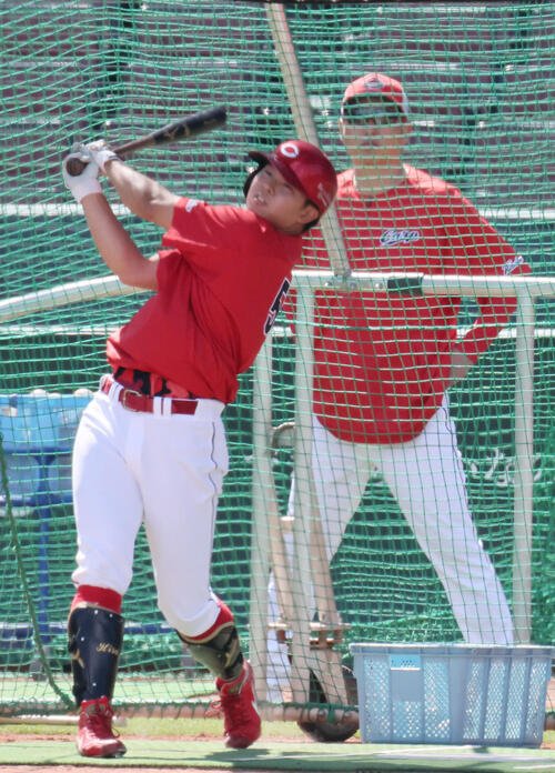 打撃練習をする広島平川。後ろは新井貴浩監督(26年3月26日撮影)
