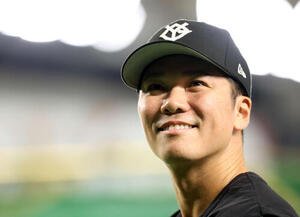 巨人対阪神　試合前練習中、笑顔を見せる巨人坂本勇(撮影･浅見桂子)