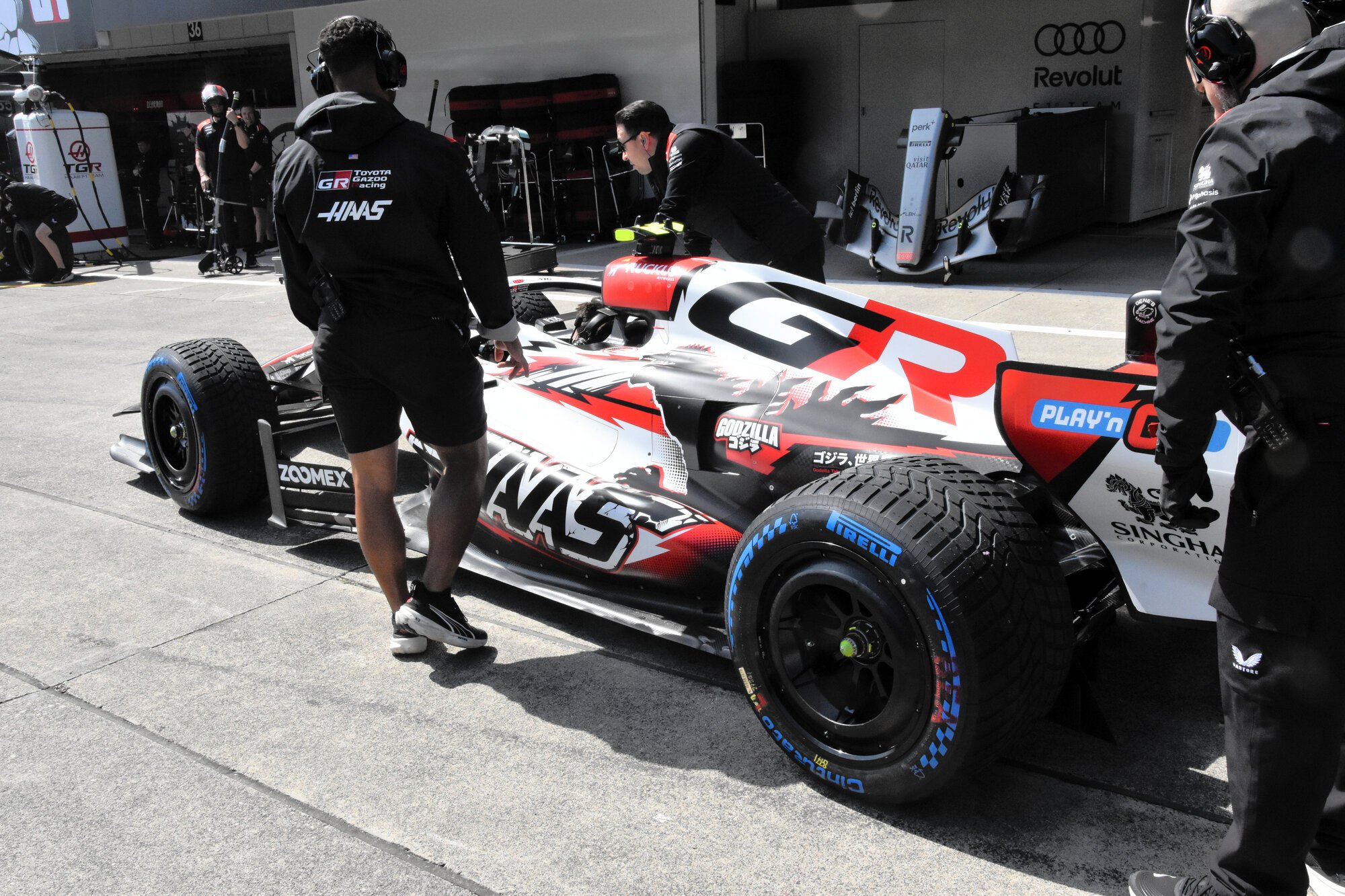 米｢ハース｣の車体には、トヨタ自動車のモータースポーツ部門のロゴ｢GR｣が大きく描かれている=2026年3月27日午前、鈴鹿サーキット