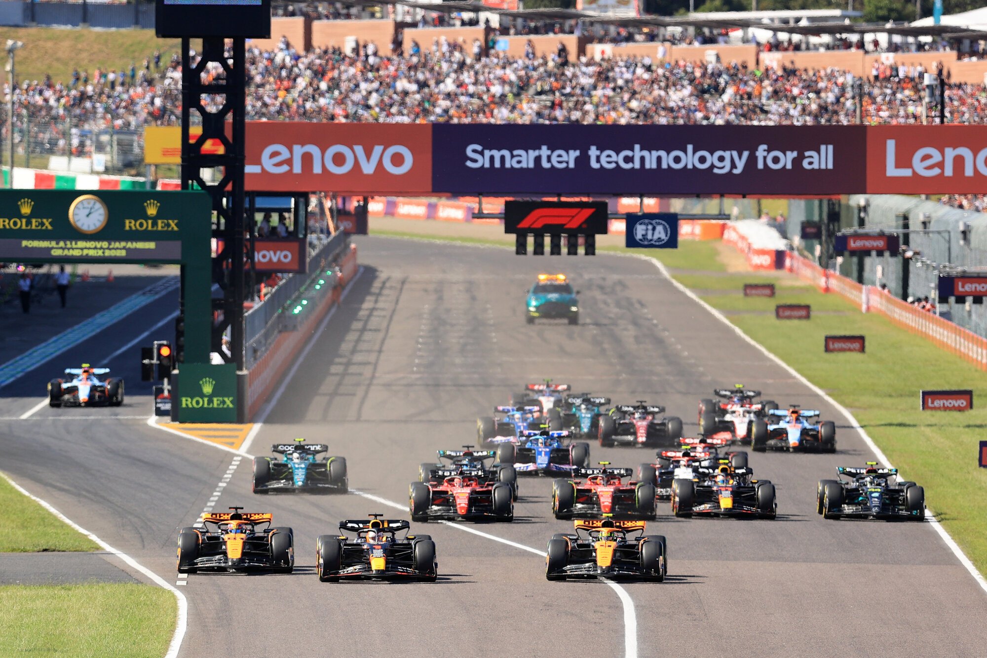 3年前のF1日本グランプリ決勝で一斉にスタートする各チームのマシン=2023年9月24日、三重･鈴鹿サーキット