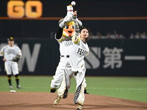 始球式で投球する元乃木坂46の齋藤飛鳥さん=日吉健吾撮影