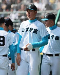 山梨学院対専大松戸　守備を終えたナインを出迎える山梨学院の菰田(撮影･上山淳一)