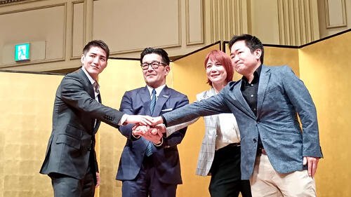 会見で、PFLに参戦する井上直樹(左端)、渡辺華奈(左から3人目)、海外部門責任者の柏木信吾氏(右端)と手を合わせる榊原信行CEO
