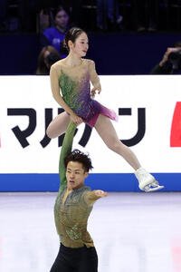 ペアフリーの演技をする長岡(上)、森口組(撮影･PNP)