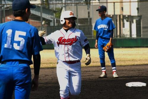 稲城の高見はレフトに先制弾を放ち笑顔(撮影･久我悟)