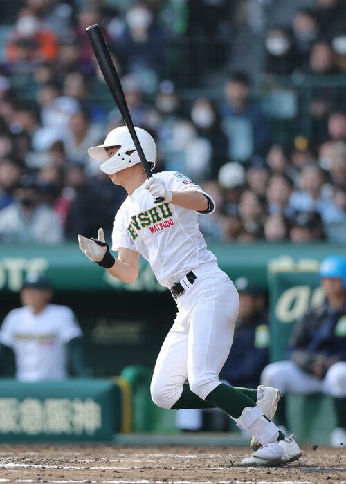 専大松戸対山梨学院　8回裏専大松戸1死二塁、瀬谷は中前適時打を放つ(撮影･上山淳一)