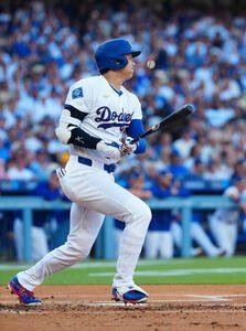 ドジャース対ダイヤモンドバックス　1回裏ドジャース無死、右前打を放つ大谷(撮影･垰建太)