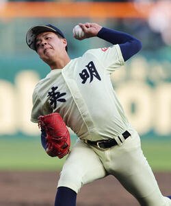 英明対大阪桐蔭　力投する英明の冨岡琥希(撮影･上山淳一)