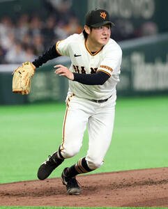 巨人対阪神　5回表阪神2死二塁、近本の一塁ゴロで一塁にダッシュする竹丸(撮影･浅見桂子)