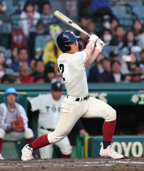 英明対大阪桐蔭　8回裏大阪桐蔭無死二、三塁、藤田は中犠飛を放つ(撮影･西尾就之)