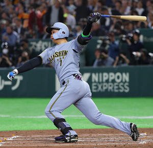 巨人対阪神　4回表阪神無死一塁、森下は安打を放つ(撮影･上田博志)