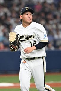 オリックス対楽天　2回途中8失点でオリックス岸田監督から降板を告げられる宮城(撮影･和賀正仁)