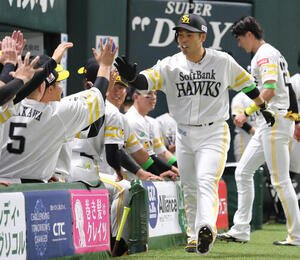 ソフトバンク対日本ハム　3回裏ソフトバンク1死、近藤は右越えに同点本塁打を放ちベンチのナインとハイタッチ(撮影･梅根麻紀)