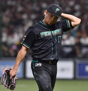 ソフトバンク対日本ハム　2回裏終了後、栗原に2点本塁打を打たれた伊藤は厳しい表情でベンチへ戻る(撮影･岩下翔太)