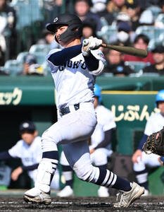 中京大中京対八戸学院光星　2回表中京大中京2死　田中は左安打を放つ(撮影･石井愛子)