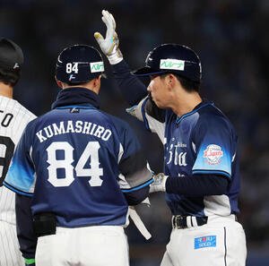 ロッテ対西武　3回表西武1死、右前打を放った小島(撮影･宮地輝)