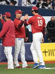 オリックス対楽天　8回無失点と好投した荘司(右)とタッチする楽天三木監督(撮影･和賀正仁)