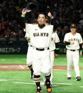 巨人対阪神　開幕戦勝利で、スタンドにサムズアップする巨人阿部監督(撮影･浅見桂子)