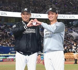 ロッテ対西武　初勝利を挙げ笑顔でウイニングボールを持つロッテのサブロー監督(左)と毛利(撮影･宮地輝)