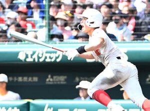 花咲徳栄対智弁学園　5回表智弁学園2死一、三塁志村は逆転の適時打を放つ(撮影･石井愛子)