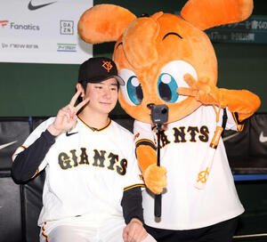巨人対阪神　開幕戦で球団初となる新人先発初勝利を挙げた巨人竹丸はキッズジャビットと記念撮影(撮影･浅見桂子)