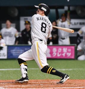 ソフトバンク対日本ハム　8回裏ソフトバンク1死一、三塁、牧原大は勝ち越しの右犠飛を放つ(撮影･岩下翔太)