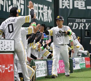 ソフトバンク対日本ハム　3回裏ソフトバンク1死、近藤は右越えに同点本塁打を放ちベンチのナインとハイタッチ(撮影･梅根麻紀)