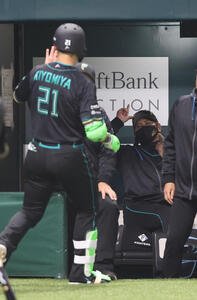 ソフトバンク対日本ハム　1回表日本ハム無死一塁、清宮幸は右越えに先制となる2点本塁打を放ちベンチの新庄監督に祝福される(撮影･梅根麻紀)