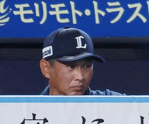 ロッテ対西武　戦況を見つめる西武西口監督(撮影･宮地輝)
