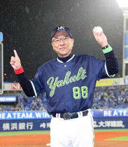 DeNA対ヤクルト　監督で初勝利し笑顔を見せるヤクルト池山監督(撮影･鈴木正人)　