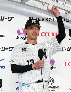 ロッテ対西武　初勝利を挙げお立ち台でウイニングボールを披露するロッテ毛利(撮影･宮地輝)