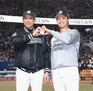 ロッテ対西武　初勝利を挙げ笑顔でウイニングボールを持つロッテのサブロー監督(左)と毛利(撮影･宮地輝)