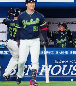 DeNA対ヤクルト　2回表ヤクルト1死一塁、2点本塁打を放った伊藤(左)を笑顔で迎える池山監督(撮影･鈴木みどり)