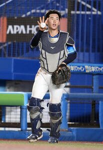 ロッテ対西武　4回裏ロッテ無死満塁、池田来翔の捕邪飛を好捕する西武小島(撮影･小島史椰)