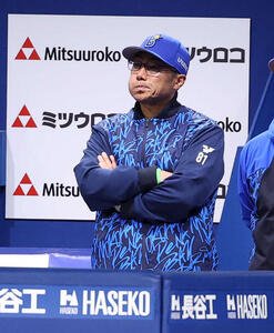 DeNA対ヤクルト　3回裏、戦況を見つめるDeNA相川監督(撮影･鈴木正人)　
