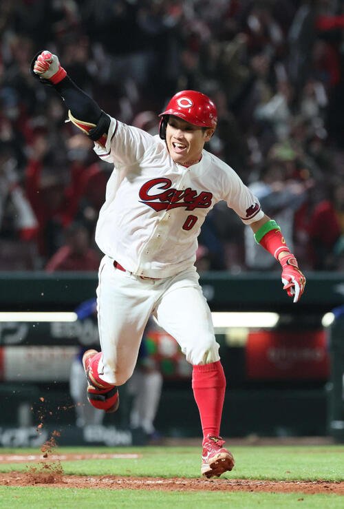 広島対中日　10回裏広島2死一、二塁、サヨナラ打を放った勝田(撮影･加藤孝規)