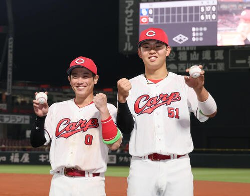 広島対中日　ポーズを決める広島勝田(左)と平川(撮影･加藤孝規)