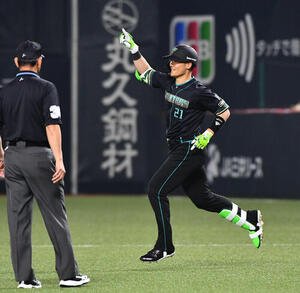 ソフトバンク対日本ハム　1回表日本ハム無死一塁、先制の右越え2点本塁打を放ち、指を突き上げながらダイヤモンドを1周する清宮幸(撮影･岩下翔太)