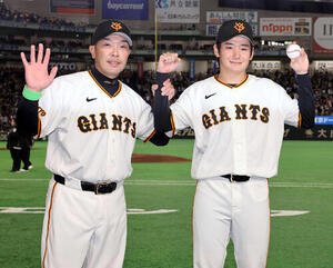 巨人対阪神　開幕戦で球団初となる新人先発初勝利を挙げた巨人竹丸(右)はボールを手に阿部監督と笑顔で記念撮影(撮影･浅見桂子)