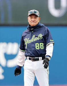 DeNA対ヤクルト　練習を見つめるヤクルト池山監督(撮影･鈴木正人)　