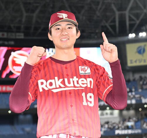 オリックス対楽天　開幕戦で勝利投手となりガッツポーズする楽天荘司(撮影･和賀正仁)