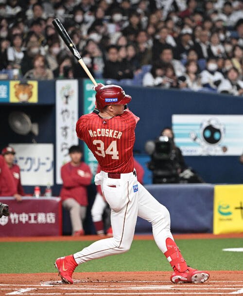 オリックス対楽天　1回表楽天1死二、三塁、左越え2点適時二塁打を放つマッカスカー(撮影･和賀正仁)