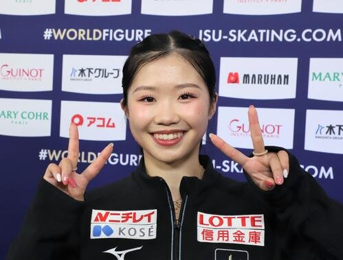 女子フリーの取材後に笑顔を見せる中井(撮影･藤塚大輔)
