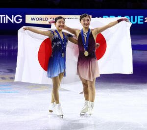 フィギュア世界選手権　今大会限りで現役引退の坂本花織(右)は総合優勝を飾り、2位の千葉百音と日の丸を掲げて記念撮影(撮影･PNP)