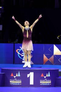 フィギュア世界選手権　今大会限りで現役引退の坂本花織は総合優勝を飾り、表彰台で歓喜の表情を浮かべる(撮影･PNP)