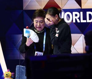 フィギュア世界選手権　今大会限りで現役引退の坂本花織(右)は総合優勝を決め、中野園子コーチの横で涙(撮影･PNP)