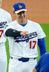ドジャース対ダイヤモンドバックス　試合前、チャンピオンズリングセレモニーでリングを着け笑顔を見せるドジャース大谷(撮影･垰建太)