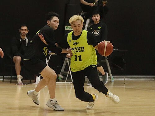 競り合う仙台荒谷裕秀(右)と阿部(撮影･高橋香奈)