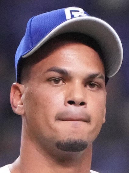 中日対ロッテ　試合終了、アブレウ(左)は石伊とタッチを交わす　(撮影･森本幸一)