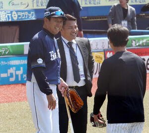 ロッテ対西武　試合前、ロッテ毛利(右)に笑顔を見せる西武鳥越ヘッドコーチ(左)と井口氏(撮影･宮地輝)